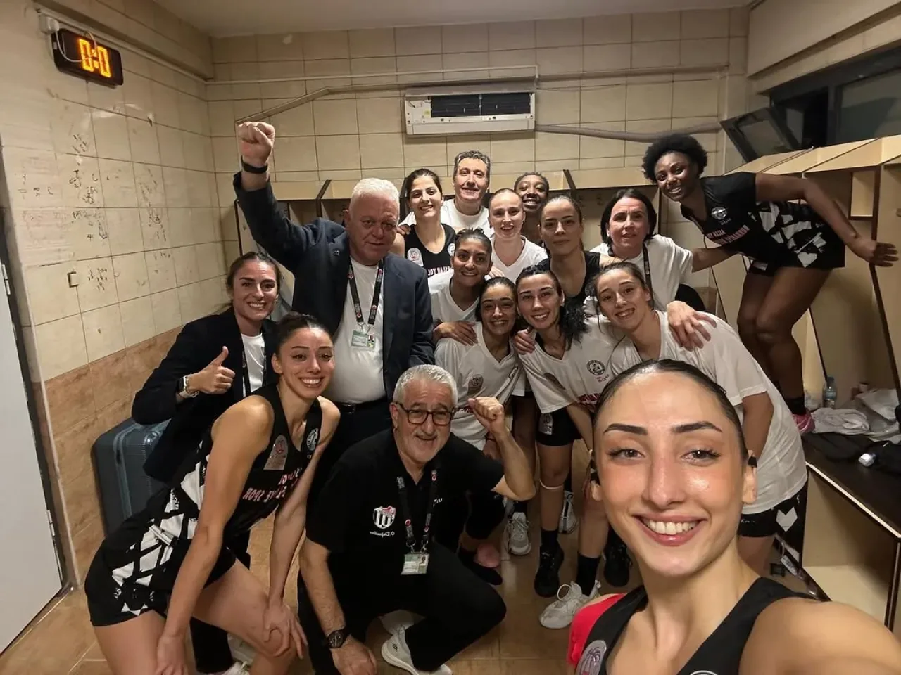 Burhaniye Belediyespor Kadın Basketbol Takımı, Mersin'de Son Saniye Üçlüğüyle Zafer Elde Etti Burhaniye Belediyespor Kadın Basketbol Takımı, Mersin'de Son Saniye Üçlüğüyle Zafer Elde Etti