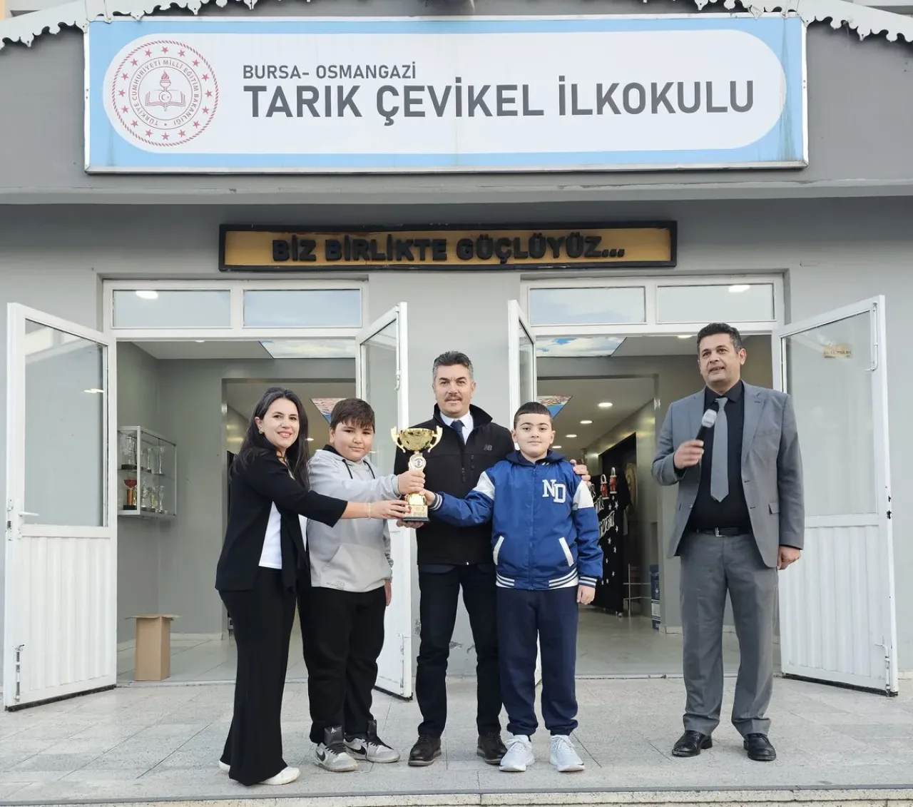 Bursa Osmangazi İlçe Milli Eğitim Müdürü Metin Sezer, Tarık Çevikel İlkokulu'ndaki Bayrak Törenine Katıldı Bursa Osmangazi İlçe Milli Eğitim Müdürü Metin Sezer, Tarık Çevikel İlkokulu'ndaki Bayrak Törenine Katıldı