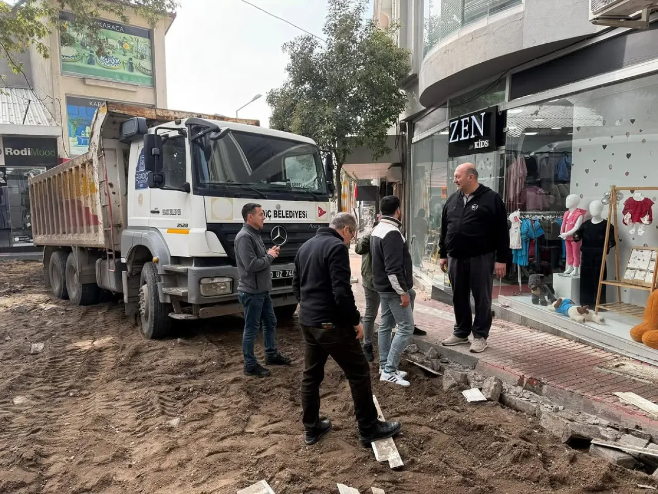 Bigadiç'te Sokak Sağlıklaştırma Çalışmaları Başladı Bigadiç'te Sokak Sağlıklaştırma Çalışmaları Başladı