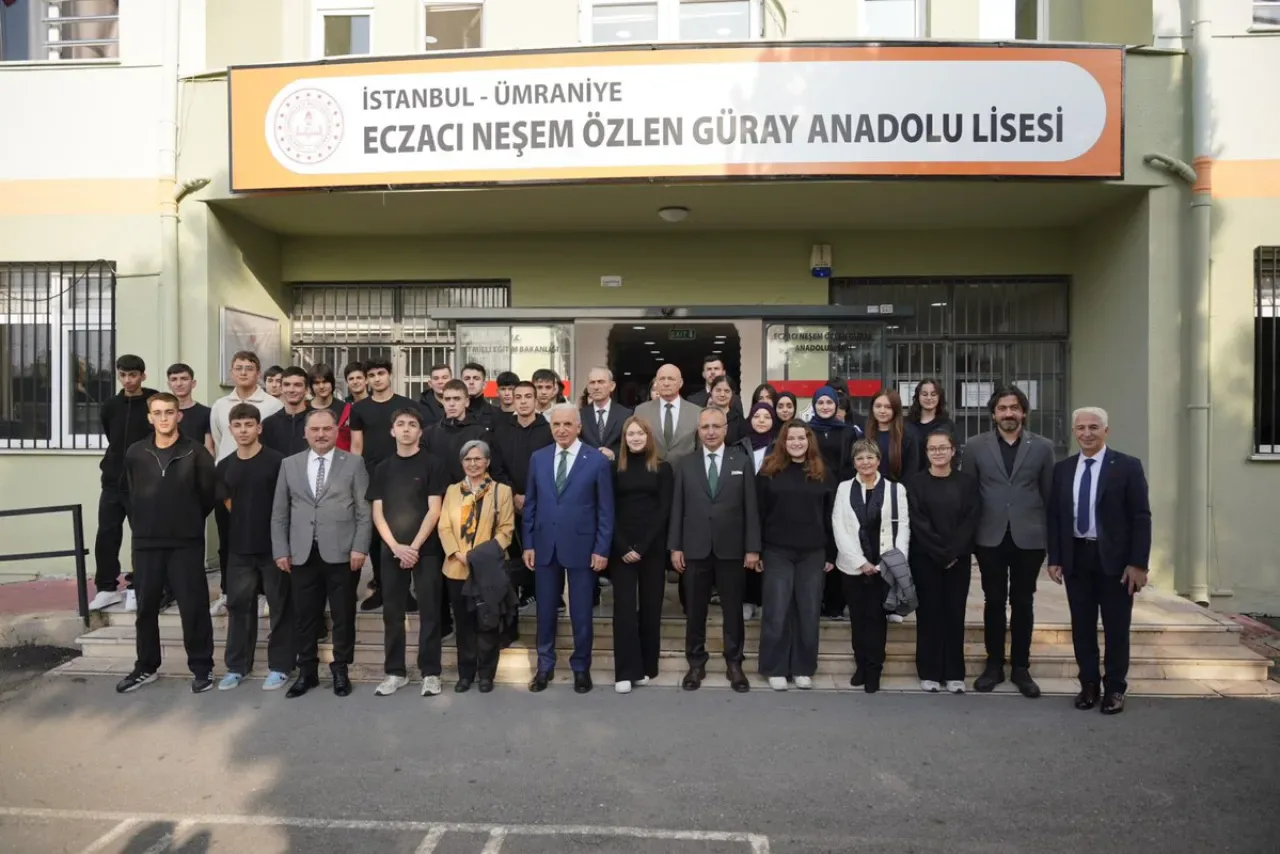 Ümraniye Kaymakamı Yüksel Çelik, Eczacı Neşem Özlen Güray Anadolu Lisesi'ndeki Bayrak Törenine Katıldı Ümraniye Kaymakamı Yüksel Çelik, Eczacı Neşem Özlen Güray Anadolu Lisesi'ndeki Bayrak Törenine Katıldı
