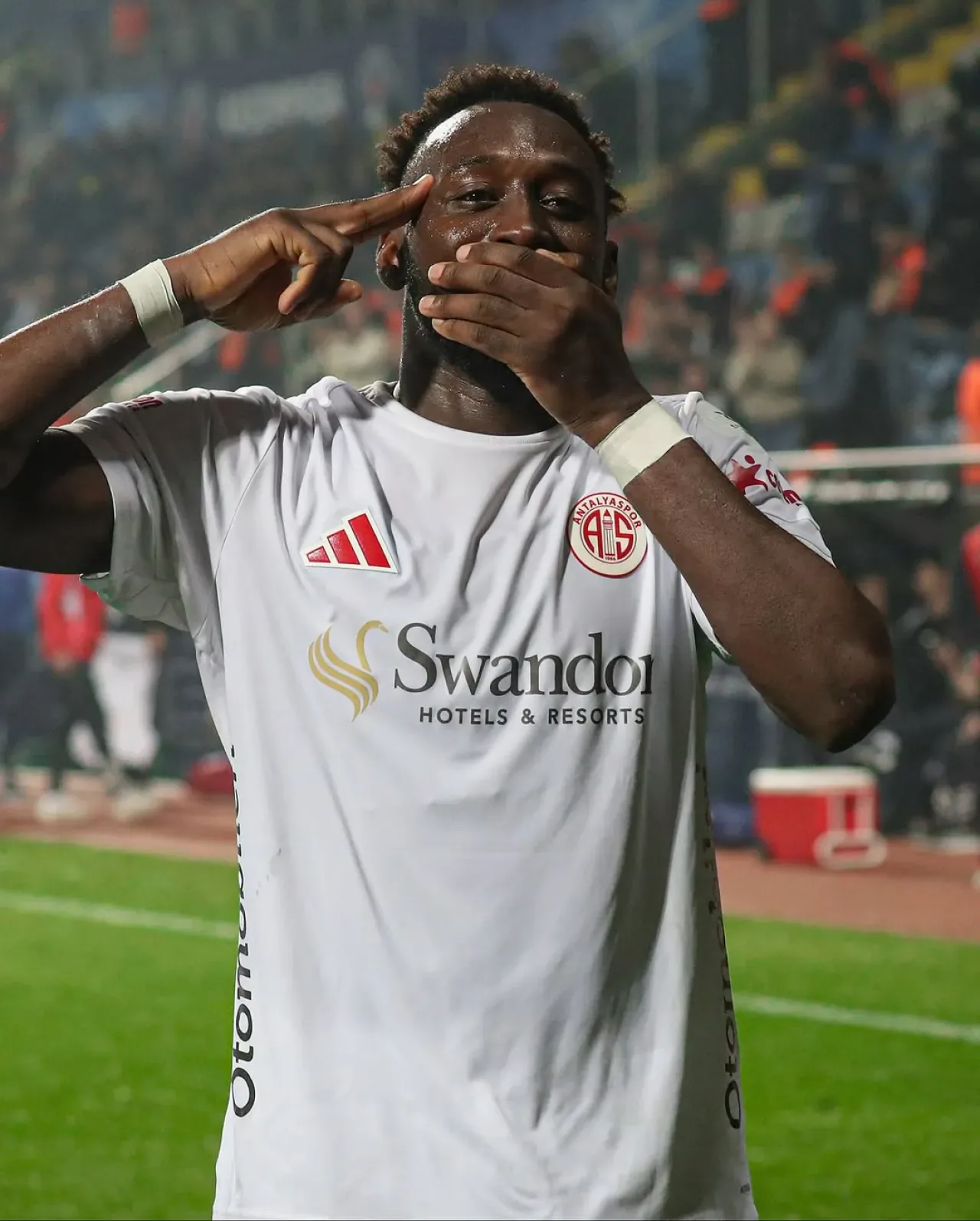 Antalyaspor'un Yeni Teknik Direktörü Yohan Boli Oldu Antalyaspor'un Yeni Teknik Direktörü Yohan Boli Oldu