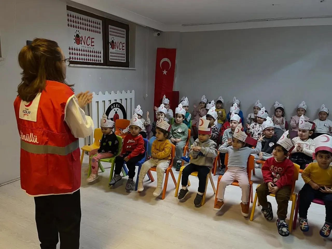 Türk Kızılay'ı Minik Kalplerle Buluştu: İyilik Tohumları Ataşehir'de Filizlendi Türk Kızılay'ı Minik Kalplerle Buluştu: İyilik Tohumları Ataşehir'de Filizlendi