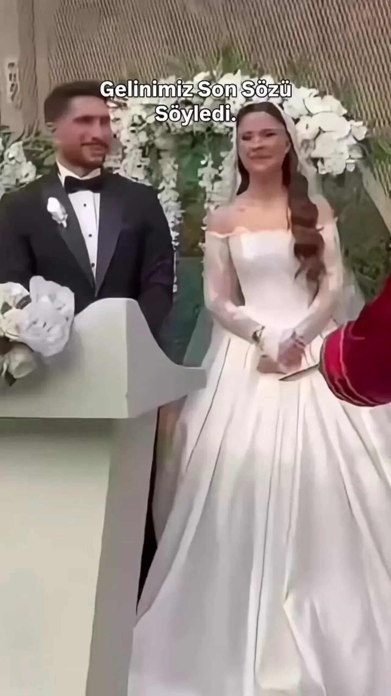 Nikah Töreninde Gelenekleri Yıkan Hareket: Gelin Damadın Elini Öptü Nikah Töreninde Gelenekleri Yıkan Hareket: Gelin Damadın Elini Öptü