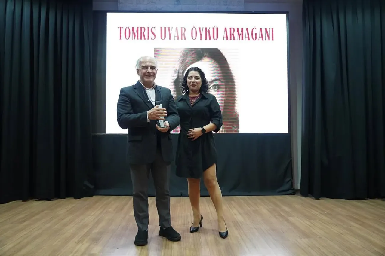 Beyoğlu'nda Tomris Uyar Anısına Ödül Töreni: İnci Aral ve Necati Albayrak Ödüllendirildi Beyoğlu'nda Tomris Uyar Anısına Ödül Töreni: İnci Aral ve Necati Albayrak Ödüllendirildi