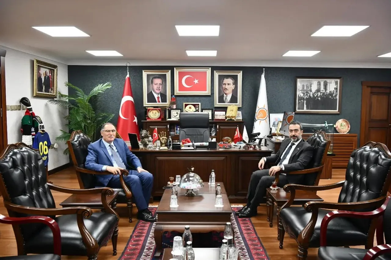 Eski Kamu Başdenetçisi Şeref Malkoç, AK Parti Ankara İl Başkanı Hakan Hanözcan'ı Ziyaret Etti Eski Kamu Başdenetçisi Şeref Malkoç, AK Parti Ankara İl Başkanı Hakan Hanözcan'ı Ziyaret Etti