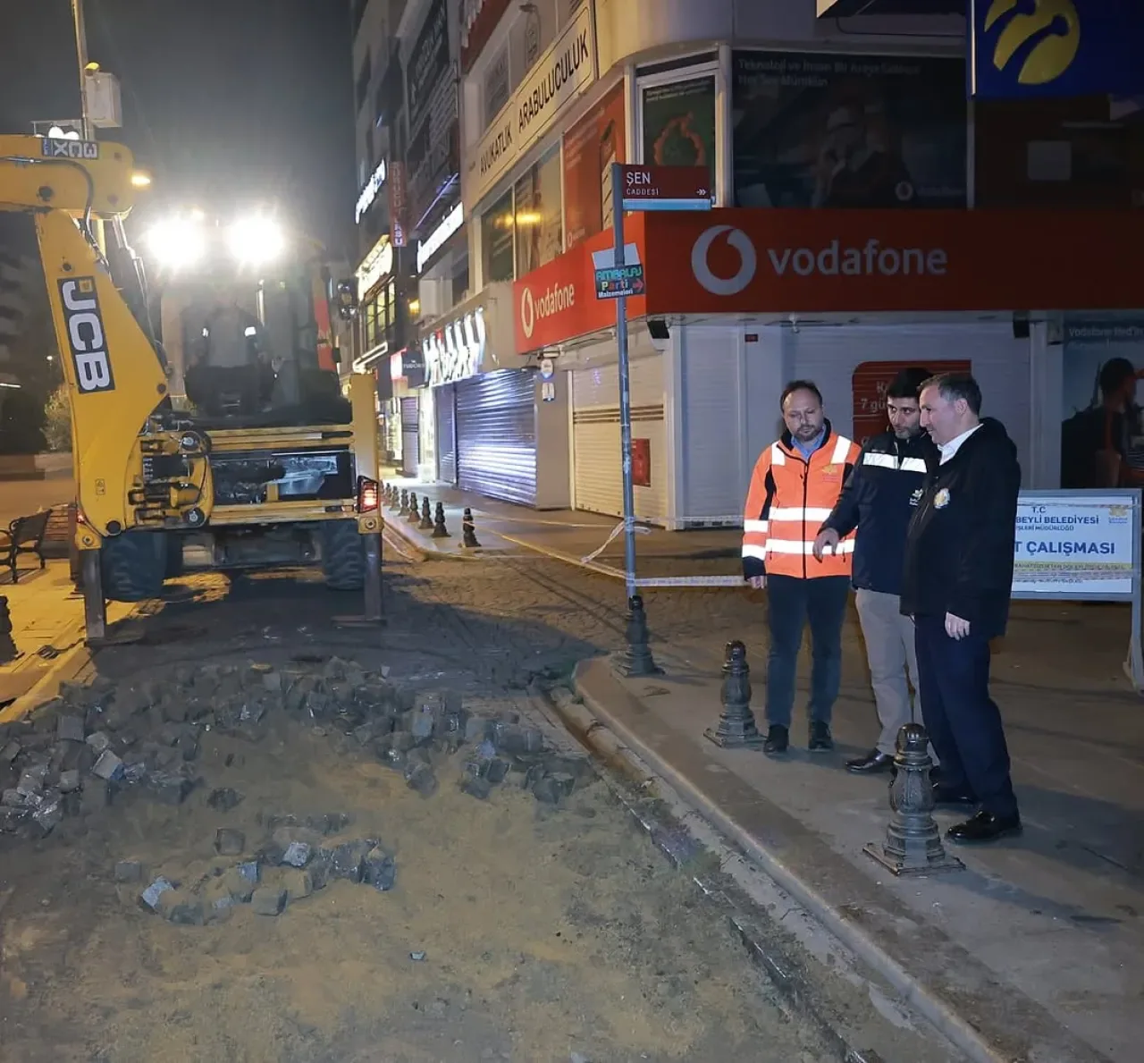 Sultanbeyli'de Gece Yarısı Asfalt Serim Çalışması Başladı Sultanbeyli'de Gece Yarısı Asfalt Serim Çalışması Başladı