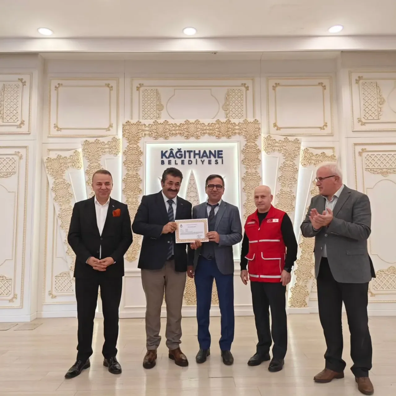 Kağıthane'de Eğitim Camiasına Kızılay'dan Kan Bağışı Başarı Belgesi Kağıthane'de Eğitim Camiasına Kızılay'dan Kan Bağışı Başarı Belgesi