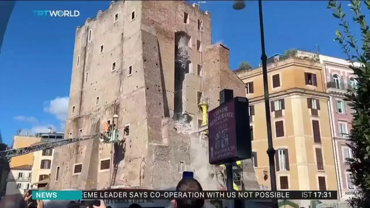 Roma'da Restorasyon Sırasında 1000 Yıllık Tarihi Kule Çöktü Roma'da Restorasyon Sırasında 1000 Yıllık Tarihi Kule Çöktü