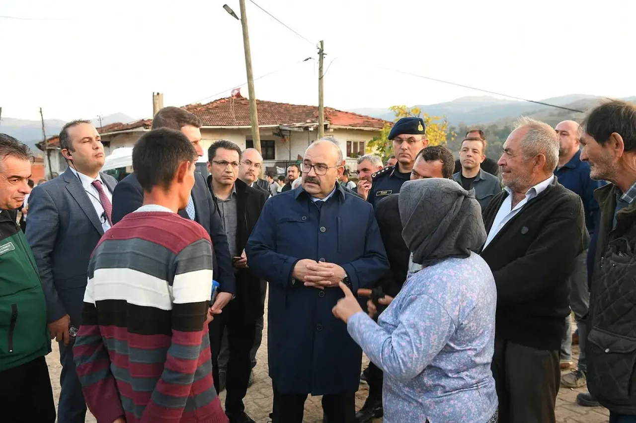 Sındırgı Depremi Sonrası Vali Ustaoğlu, Küçükdağdere'de Vatandaşlarla Bir Araya Geldi Sındırgı Depremi Sonrası Vali Ustaoğlu, Küçükdağdere'de Vatandaşlarla Bir Araya Geldi