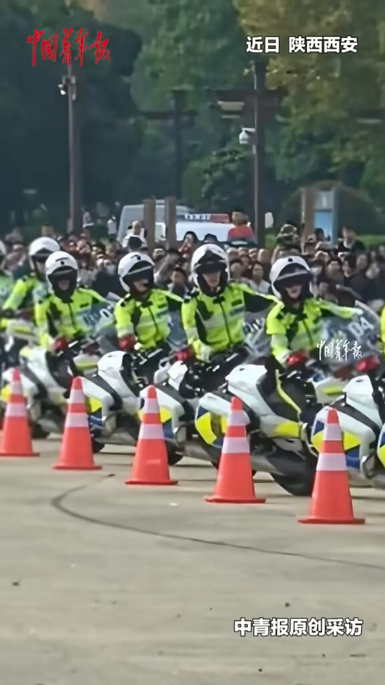 Xi'an'da Trafik Polislerinden Göz Kamaştıran Motosiklet Performansı Xi'an'da Trafik Polislerinden Göz Kamaştıran Motosiklet Performansı