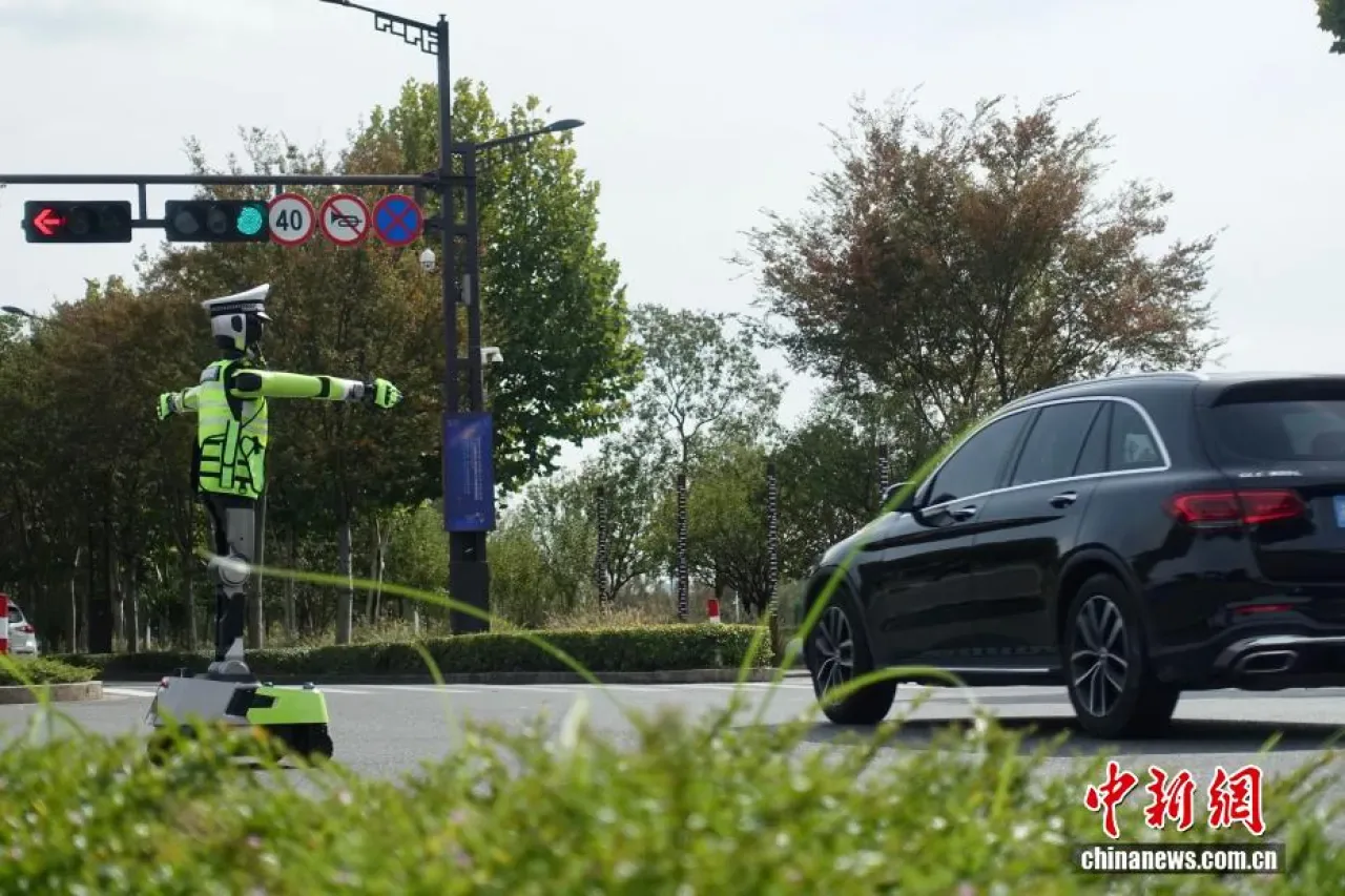 Wuzhen'de Robot Trafik Polisi Göreve Başladı Wuzhen'de Robot Trafik Polisi Göreve Başladı