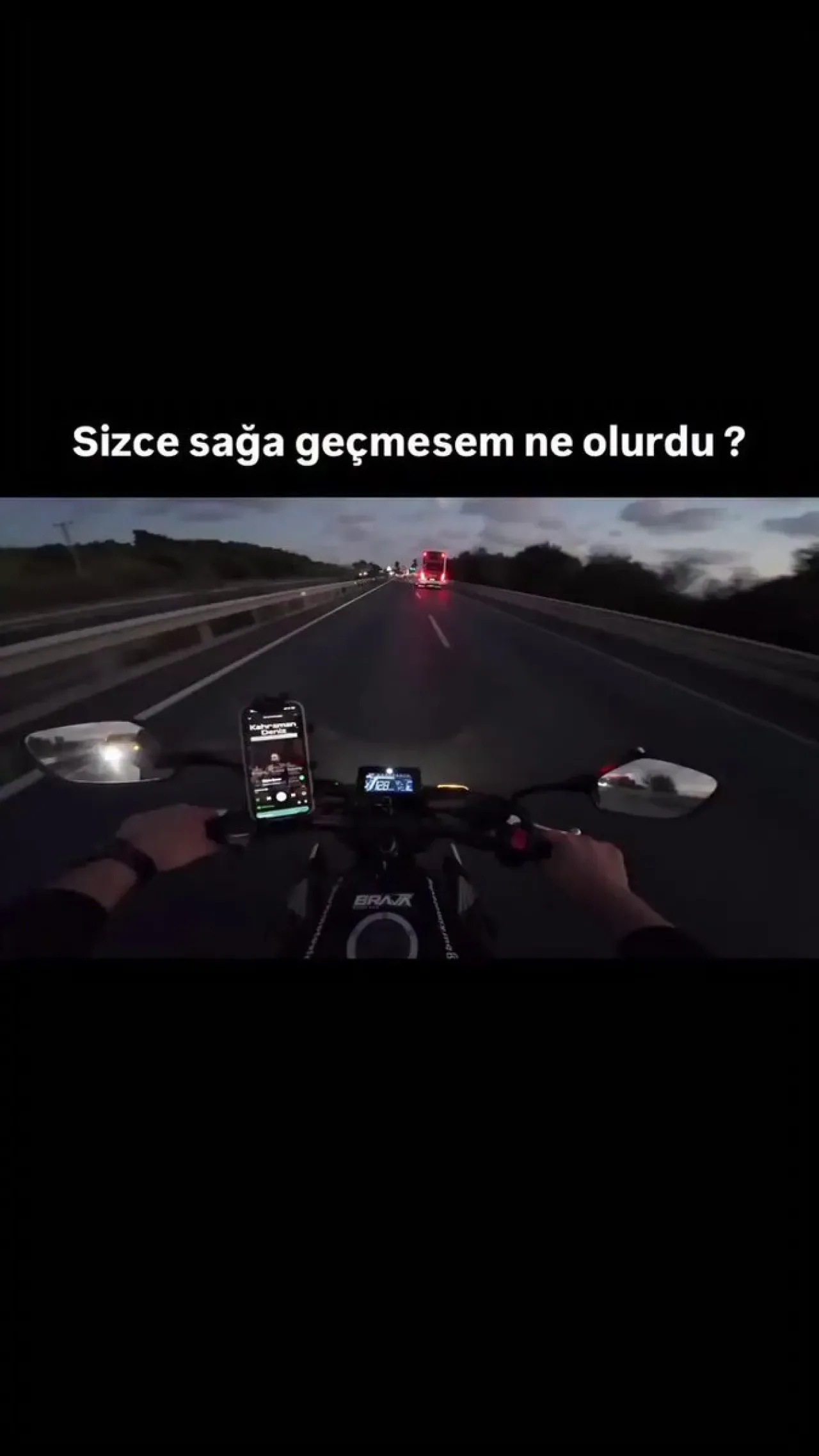 Motosiklet Sürücüsü Kırmızı Işık İhlalinde Son Anda Kurtuldu Motosiklet Sürücüsü Kırmızı Işık İhlalinde Son Anda Kurtuldu