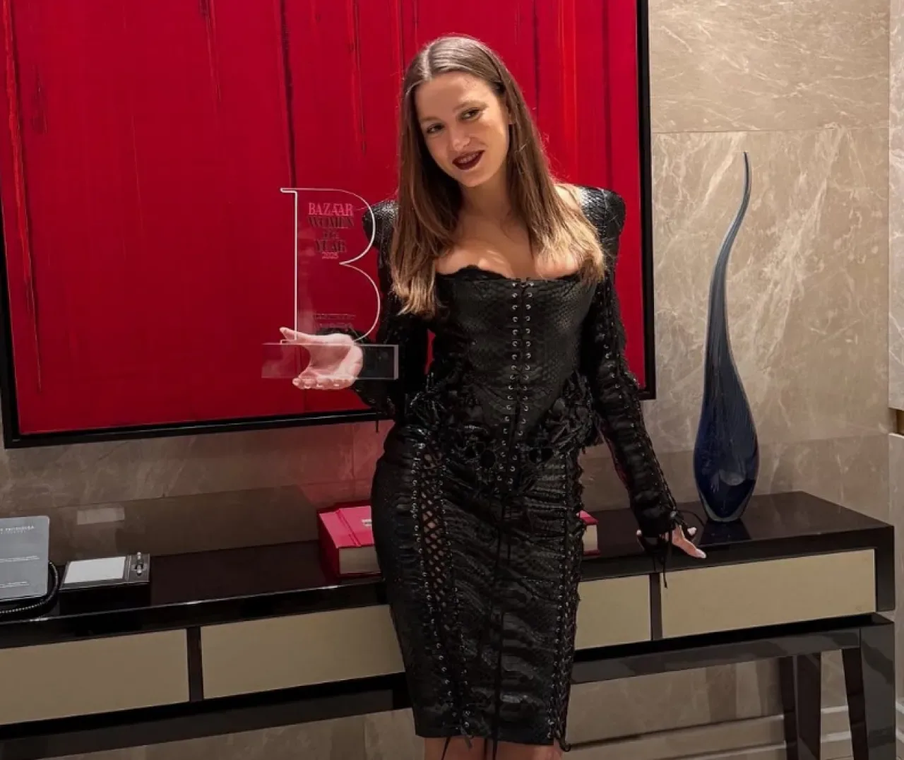 Serenay Sarıkaya, Harper's Bazaar Yılın Kadını Ödül Gecesinde Stiliyle Konuşuldu Serenay Sarıkaya, Harper's Bazaar Yılın Kadını Ödül Gecesinde Stiliyle Konuşuldu