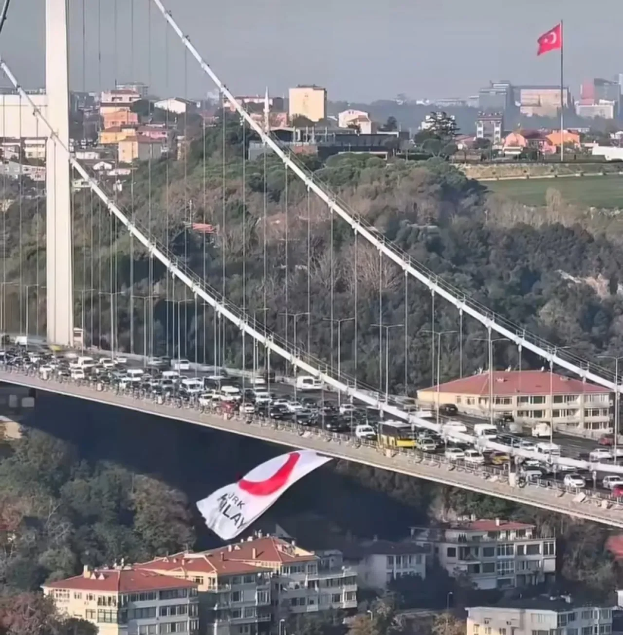 Türk Kızılay'ı Kızılay Haftası'nda Köprüleri Aydınlattı Türk Kızılay'ı Kızılay Haftası'nda Köprüleri Aydınlattı