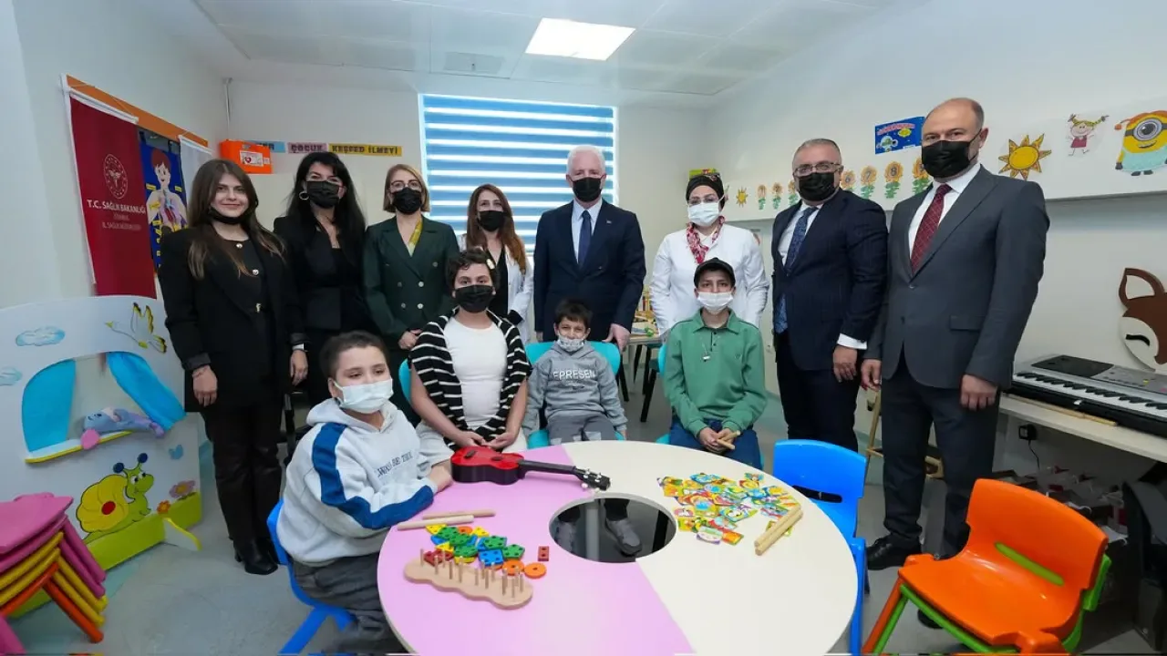 Esenyurt'ta "Öğrenerek İyileşiyoruz" Projesi Kapsamında Hastane Sınıfı Açıldı Esenyurt'ta "Öğrenerek İyileşiyoruz" Projesi Kapsamında Hastane Sınıfı Açıldı