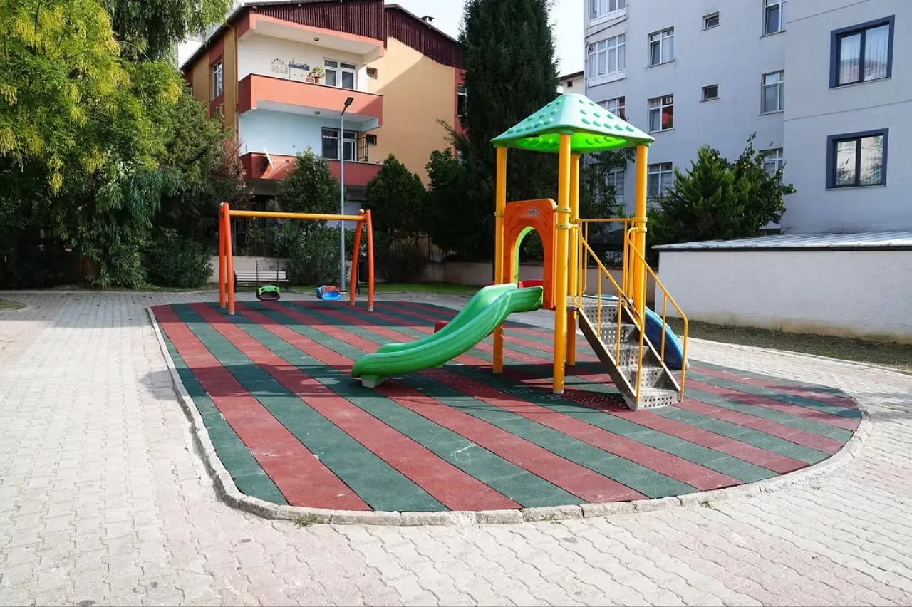 Kartal'da Çocuk Oyun Alanları Kauçuk Zeminle Daha Güvenli Hale Geliyor Kartal'da Çocuk Oyun Alanları Kauçuk Zeminle Daha Güvenli Hale Geliyor