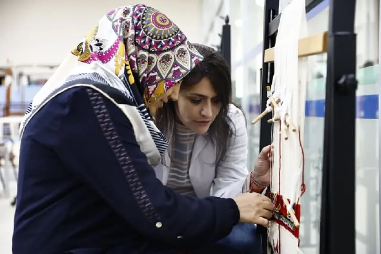 Bağcılar'da Dokuma Sanatı ile Engelliler Hayata Bağlanıyor Bağcılar'da Dokuma Sanatı ile Engelliler Hayata Bağlanıyor