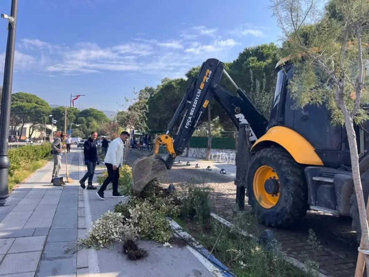 Foça'da Çevre Temizliği ve Yol Onarım Çalışmaları Tüm Hızıyla Devam Ediyor Foça'da Çevre Temizliği ve Yol Onarım Çalışmaları Tüm Hızıyla Devam Ediyor