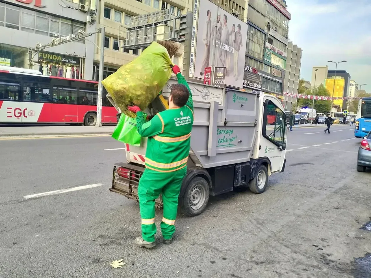 Çankaya'da Temizlik Seferberliği: Cadde ve Sokaklar Titizlikle Temizleniyor Çankaya'da Temizlik Seferberliği: Cadde ve Sokaklar Titizlikle Temizleniyor