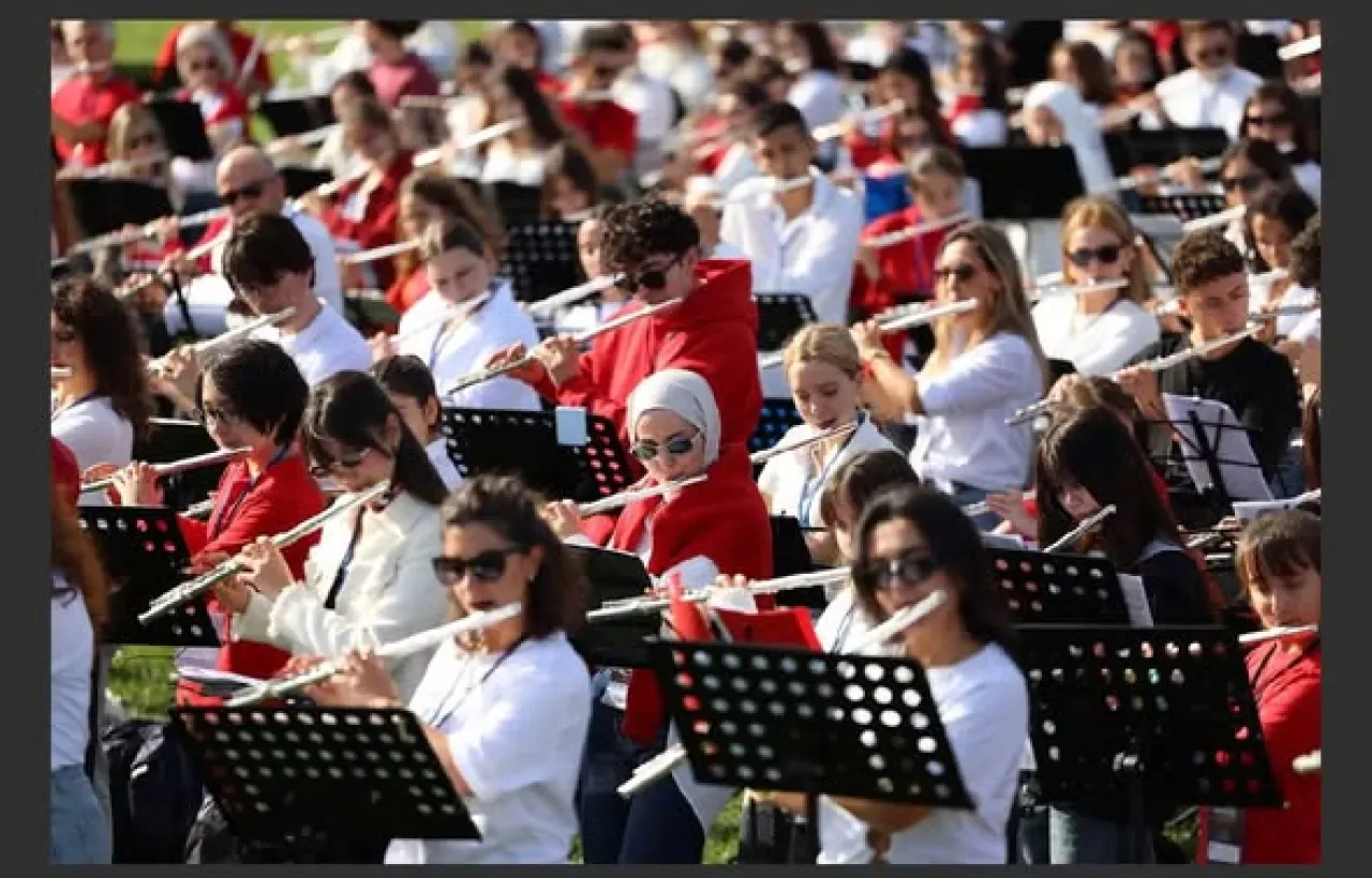 Balıkesir Üniversitesi, 500 Kişilik Flüt Orkestrası ile Rekor Denemesine Katıldı Balıkesir Üniversitesi, 500 Kişilik Flüt Orkestrası ile Rekor Denemesine Katıldı