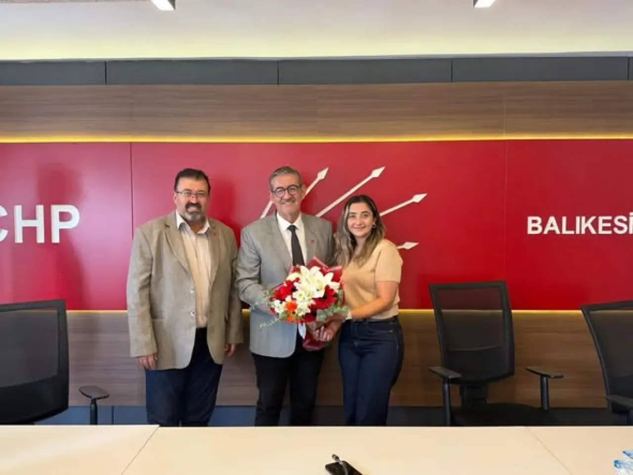 CHP Bigadiç İlçe Başkanı Türker Yılmaz, Balıkesir İl Başkanlığı'nı Ziyaret Etti CHP Bigadiç İlçe Başkanı Türker Yılmaz, Balıkesir İl Başkanlığı'nı Ziyaret Etti