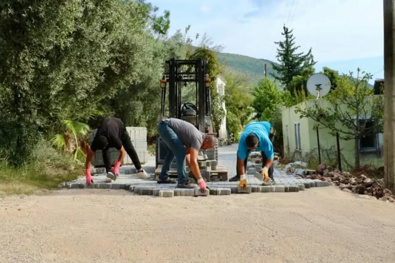 Kaş Palamut Mahallesi'nde Kilit Parke Taşı ve Bordür Çalışmaları Hız Kesmeden Devam Ediyor Kaş Palamut Mahallesi'nde Kilit Parke Taşı ve Bordür Çalışmaları Hız Kesmeden Devam Ediyor