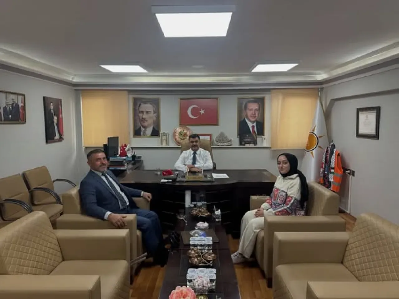 AK Parti Şahinbey İlçe Teşkilatı'nda Halk Günü Buluşması AK Parti Şahinbey İlçe Teşkilatı'nda Halk Günü Buluşması