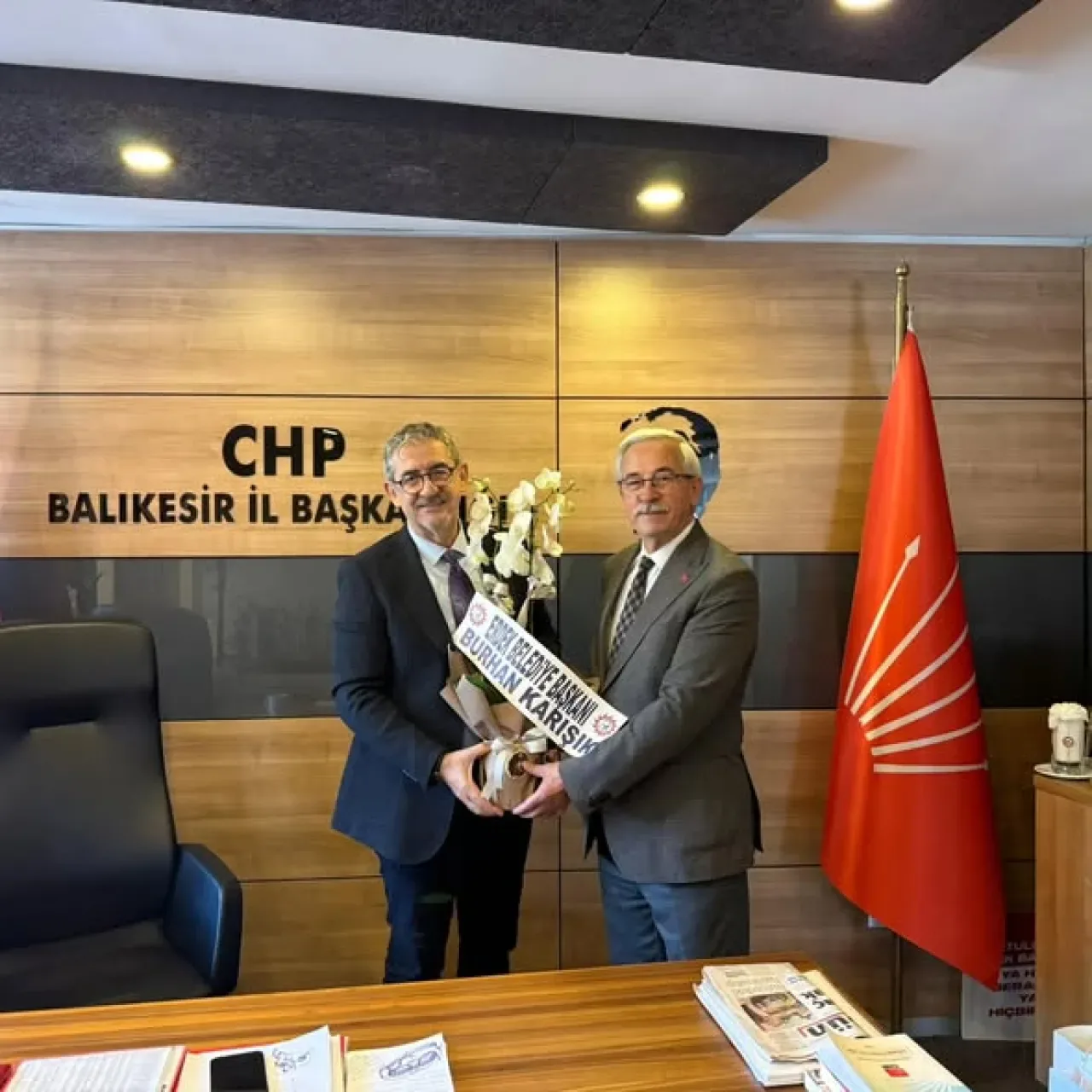 CHP Balıkesir İl Başkanı'ndan Erdek Belediye Başkanı'na Teşekkür CHP Balıkesir İl Başkanı'ndan Erdek Belediye Başkanı'na Teşekkür