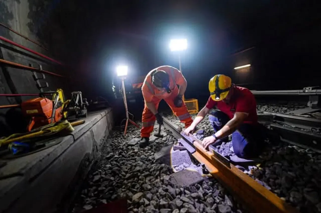 İzmir Metrosu'nda Gece Vardiyası: 700 Metrelik Ray Yenileme Hedefi İzmir Metrosu'nda Gece Vardiyası: 700 Metrelik Ray Yenileme Hedefi