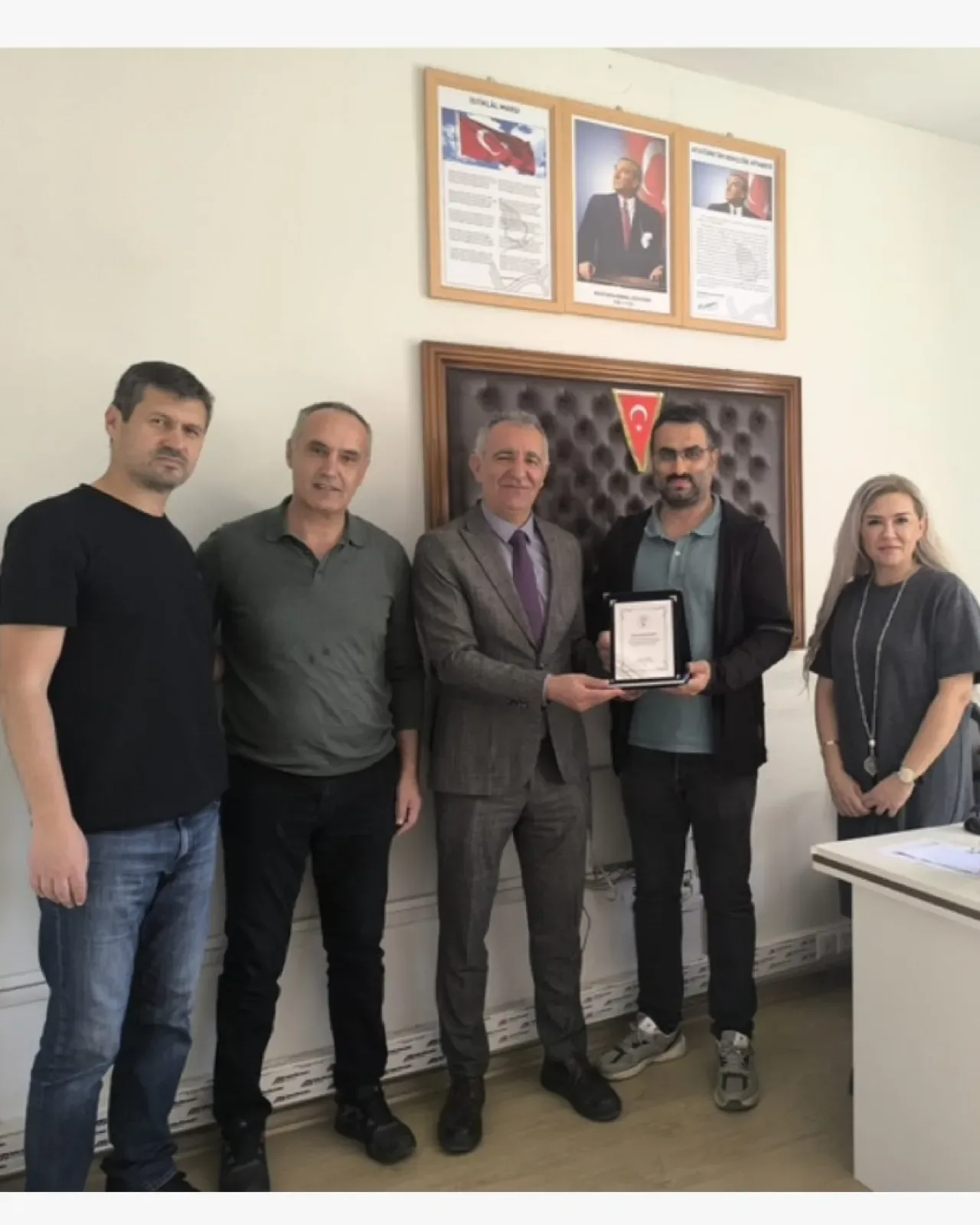 Tuzla'da Öğretmene "Evliya Çelebi'nin İzinde" Projesi İçin Plaket Tuzla'da Öğretmene "Evliya Çelebi'nin İzinde" Projesi İçin Plaket