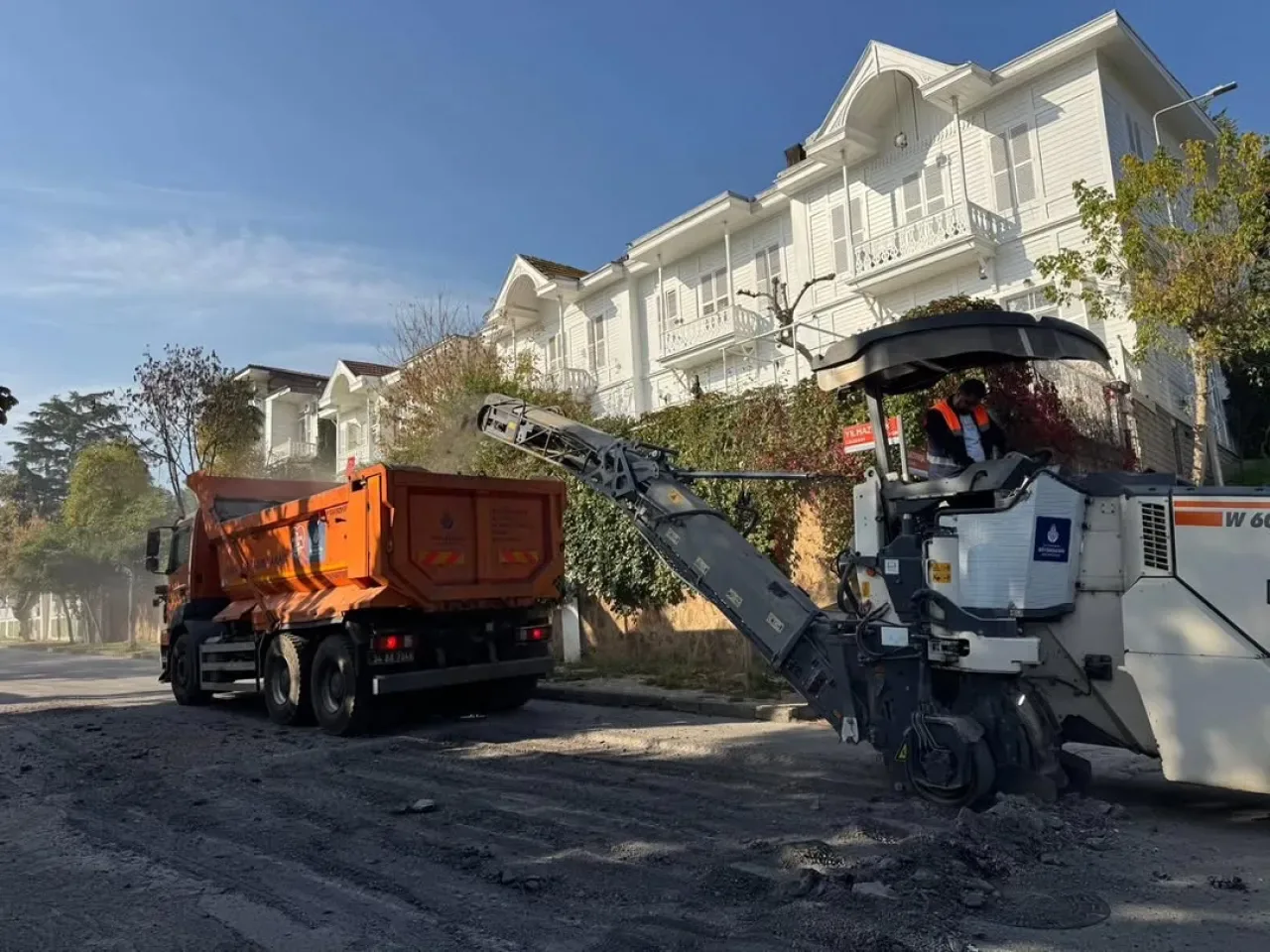 Adalar'da Yol Yenileme Çalışmaları Büyükada'da Devam Ediyor Adalar'da Yol Yenileme Çalışmaları Büyükada'da Devam Ediyor