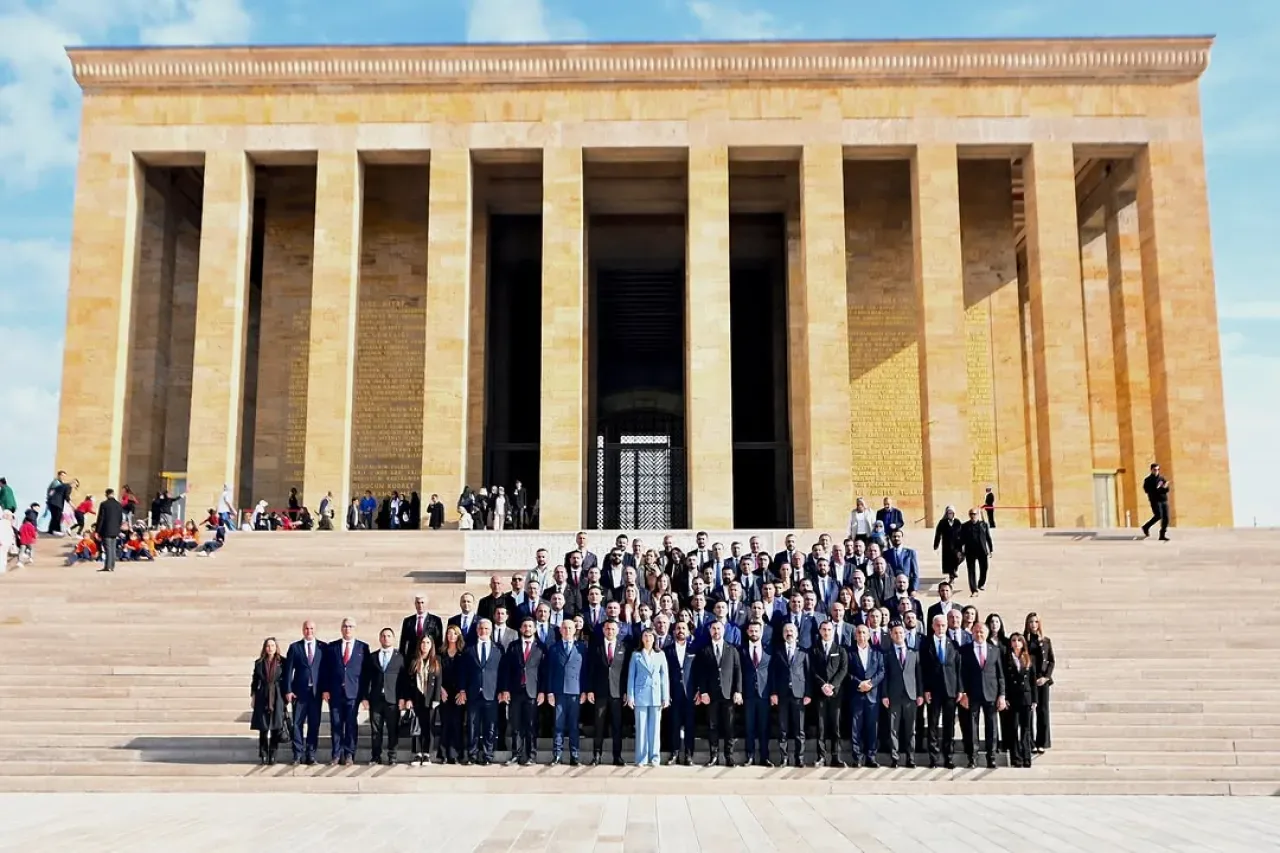 CHP'li Yöneticilerden Cumhuriyetin 102. Yılında Anıtkabir Ziyareti CHP'li Yöneticilerden Cumhuriyetin 102. Yılında Anıtkabir Ziyareti