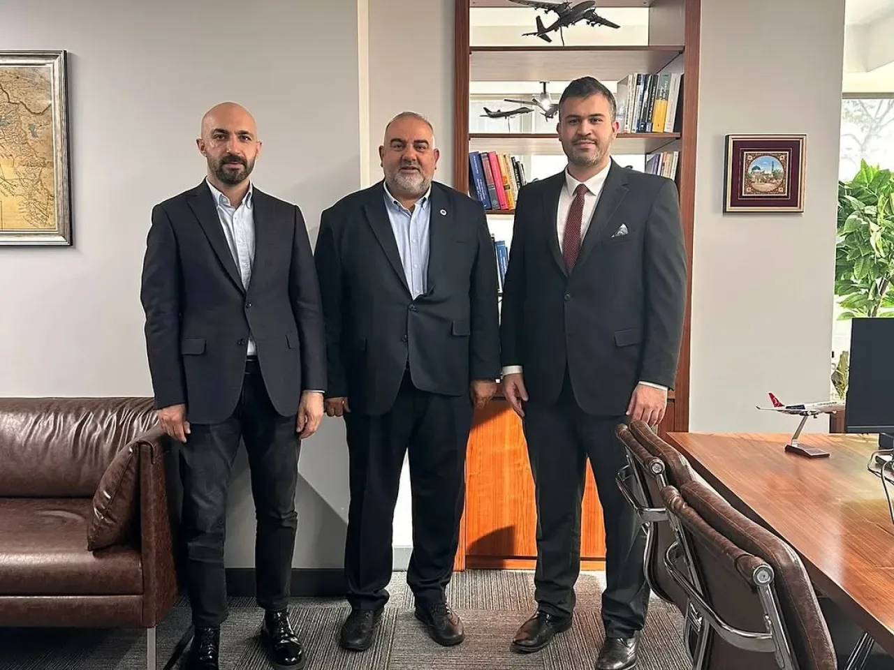 AK Parti Üsküdar'dan Eski Görevli Avukatlara Ziyaret AK Parti Üsküdar'dan Eski Görevli Avukatlara Ziyaret