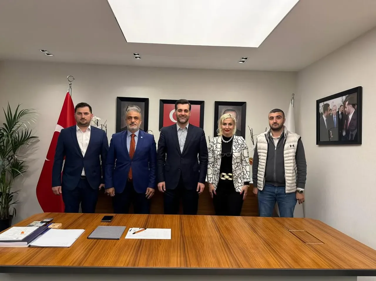 Üsküdar'daki AK Parti İlçe Başkanlığı'na Hayırlı Olsun Ziyareti Üsküdar'daki AK Parti İlçe Başkanlığı'na Hayırlı Olsun Ziyareti
