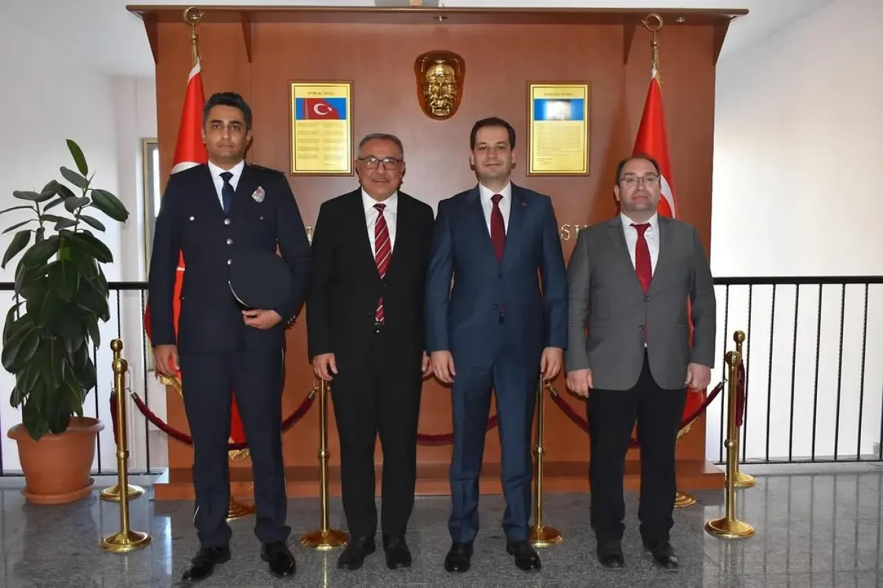 AK Parti Şereflikoçhisar İlçe Başkanı Levent Sarıkaya ve Evren İlçe Başkanı Mehmet Tayanç, Evren Kaymakamı Taha Uygur Tanç'ı Ziyaret Etti AK Parti Şereflikoçhisar İlçe Başkanı Levent Sarıkaya ve Evren İlçe Başkanı Mehmet Tayanç, Evren Kaymakamı Taha Uygur Tanç'ı Ziyaret Etti