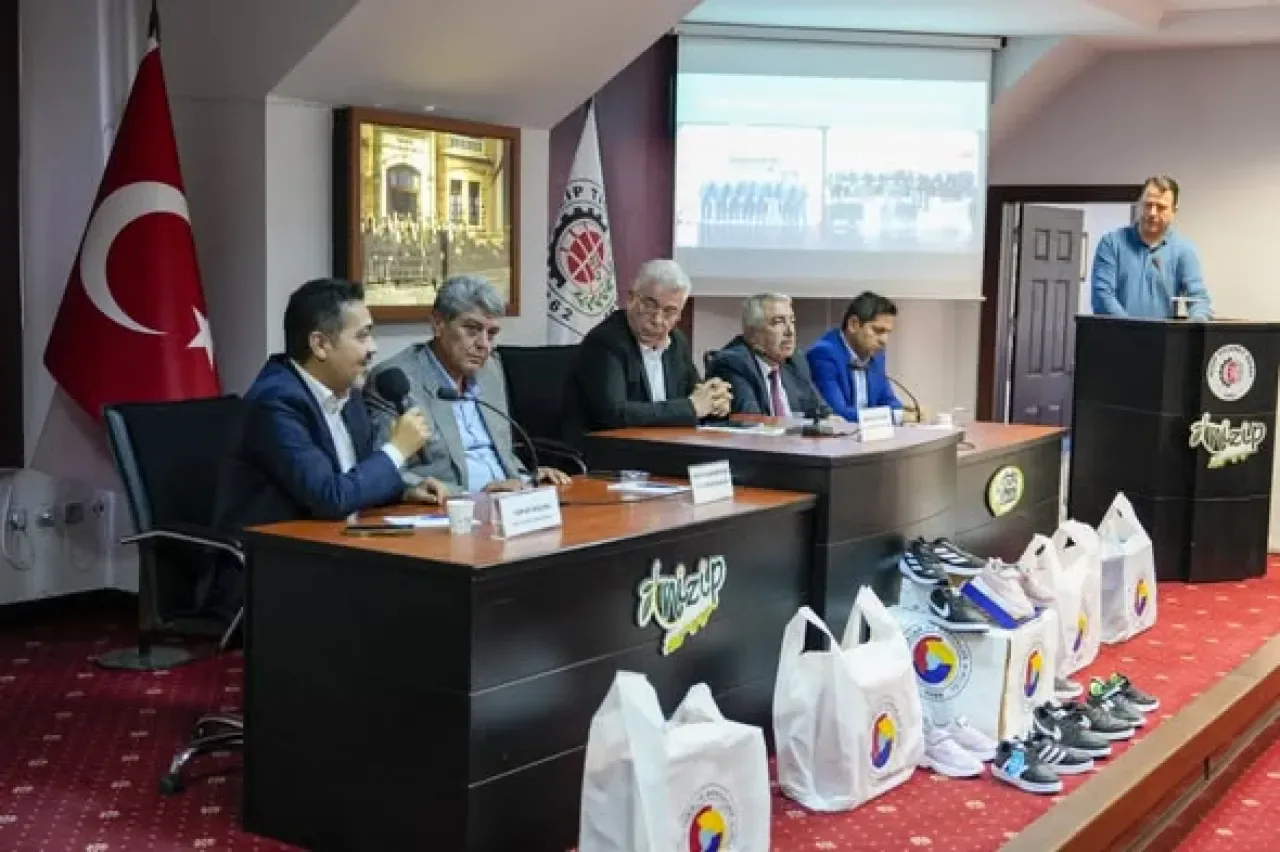 Nizip Belediyesi'nden İhtiyaç Sahibi Öğrencilere Ayakkabı Desteği Nizip Belediyesi'nden İhtiyaç Sahibi Öğrencilere Ayakkabı Desteği