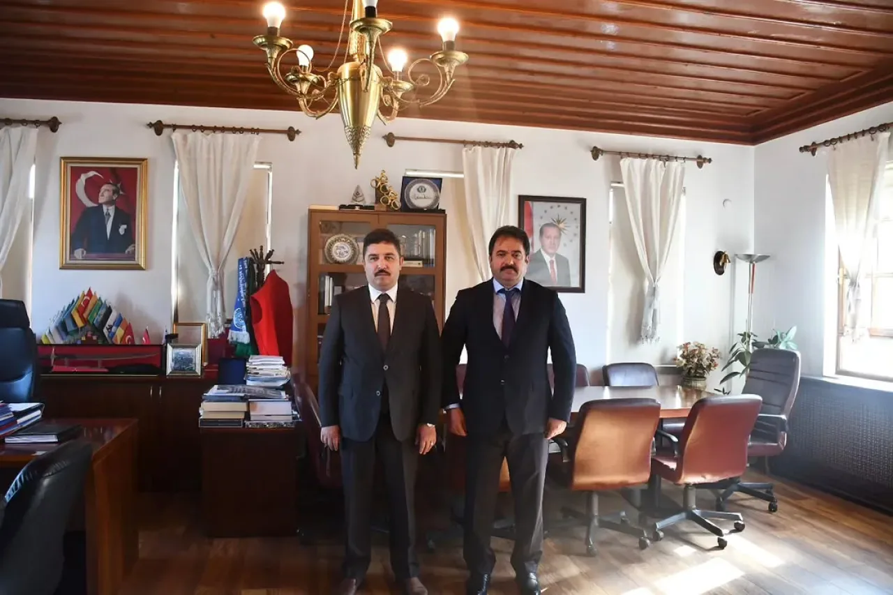 Bursa Emniyet Müdürü'nden Mudanya Kaymakamı'na Ziyaret: Güvenlik Değerlendirmesi Bursa Emniyet Müdürü'nden Mudanya Kaymakamı'na Ziyaret: Güvenlik Değerlendirmesi