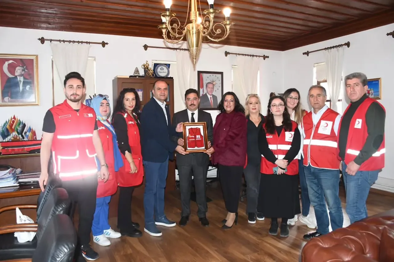 Mudanya Kaymakamı Terzi, Türk Kızılayı Şube Yönetimini Kabul Etti Mudanya Kaymakamı Terzi, Türk Kızılayı Şube Yönetimini Kabul Etti