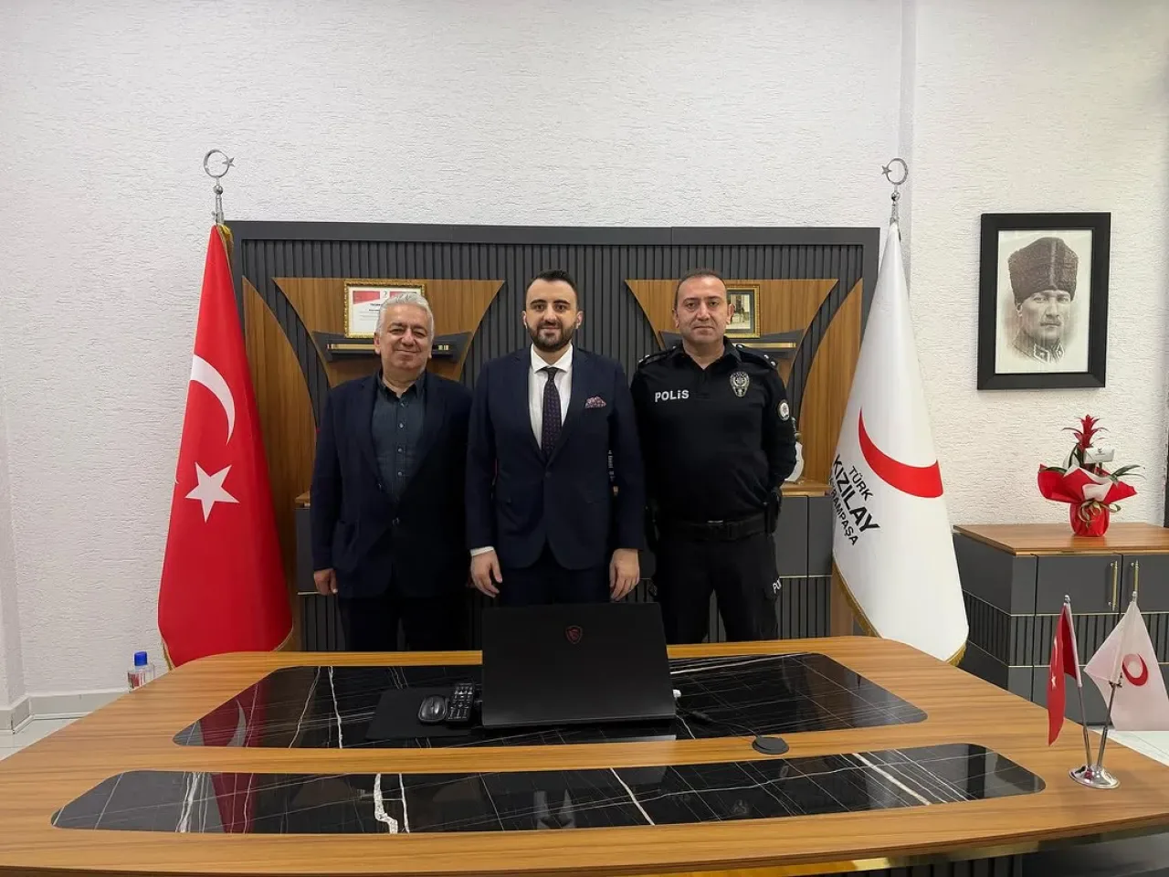 Bayrampaşa Emniyet Yöneticilerinden Kızılay Haftası Ziyareti Bayrampaşa Emniyet Yöneticilerinden Kızılay Haftası Ziyareti