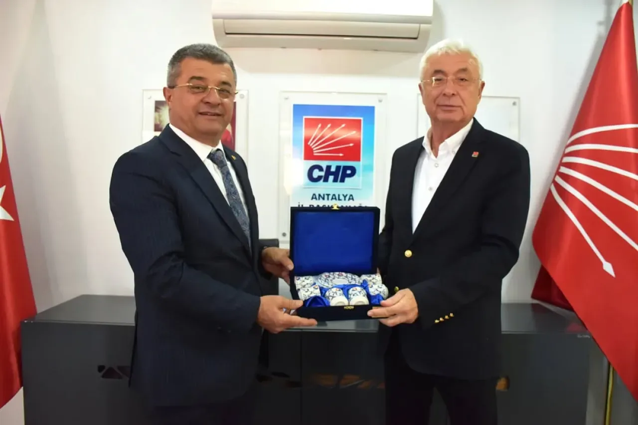 Antalya Şoförler Odası Başkanı CHP İl Başkanı'nı Ziyaret Etti Antalya Şoförler Odası Başkanı CHP İl Başkanı'nı Ziyaret Etti