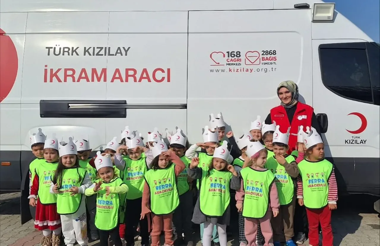 Minik Öğrenciler Kızılay'ı Ziyaret Etti, Yardımlaşmanın Önemini Öğrendi Minik Öğrenciler Kızılay'ı Ziyaret Etti, Yardımlaşmanın Önemini Öğrendi