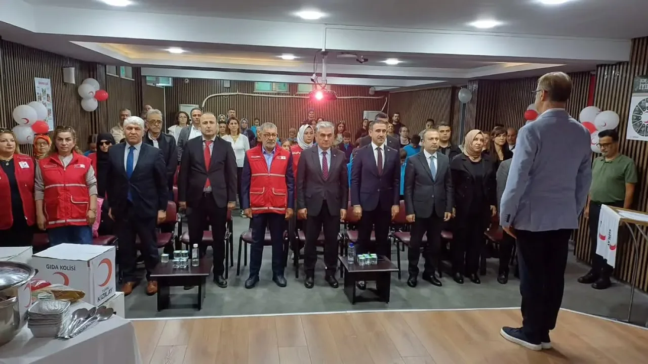 MHP Bakırköy Yöneticilerinden Kızılay Haftası'nda Okul Etkinliğine Ziyaret MHP Bakırköy Yöneticilerinden Kızılay Haftası'nda Okul Etkinliğine Ziyaret