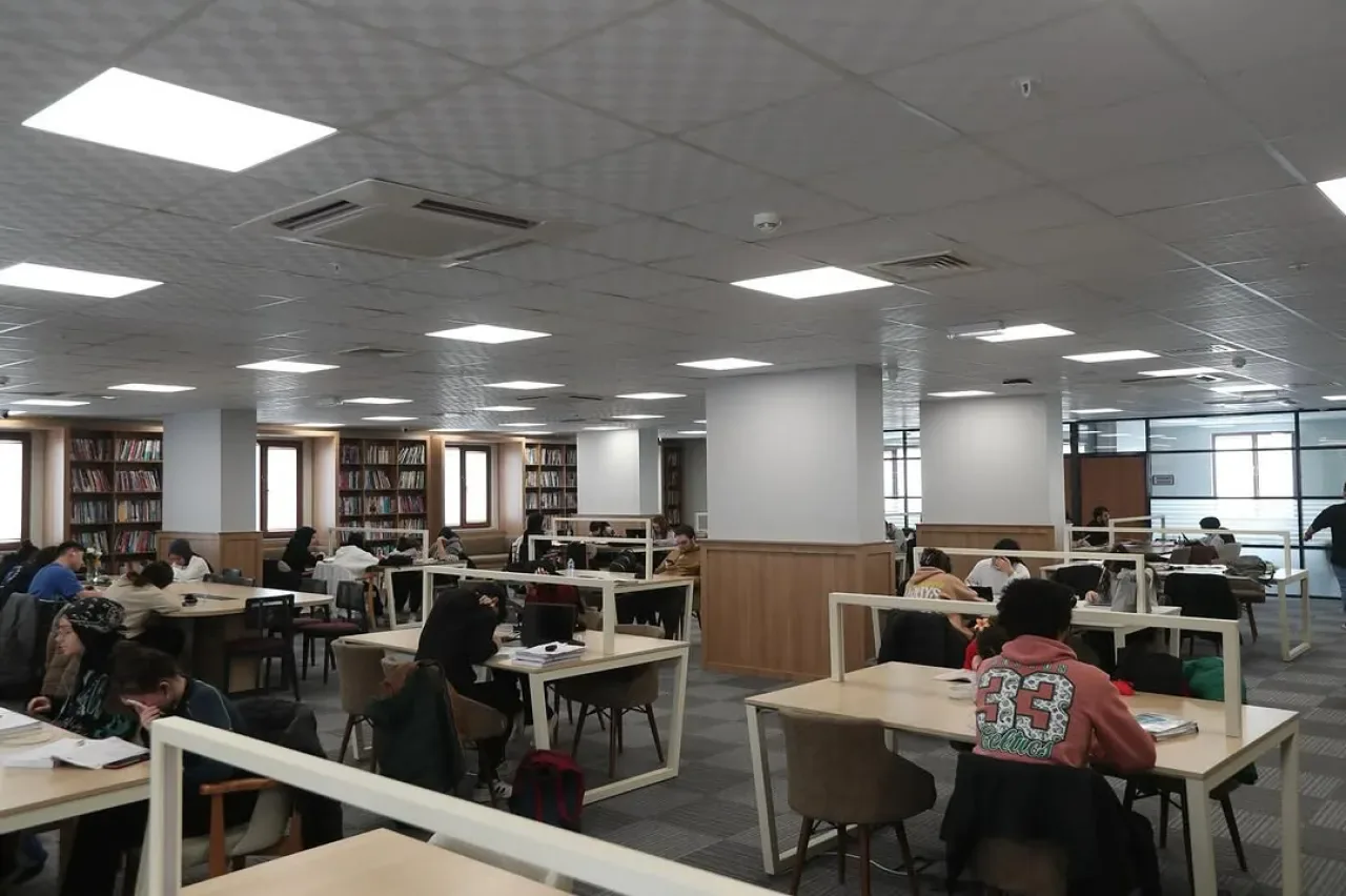 Bağcılar'da Sınav Döneminde Öğrencilerin En Yakın Dostu: Ateştuğla Kütüphanesi Bağcılar'da Sınav Döneminde Öğrencilerin En Yakın Dostu: Ateştuğla Kütüphanesi