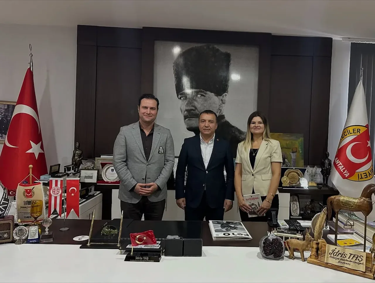 Antalya Gazeteciler Cemiyeti Başkanı'ndan Valilik Yetkililerine Ziyaret Antalya Gazeteciler Cemiyeti Başkanı'ndan Valilik Yetkililerine Ziyaret
