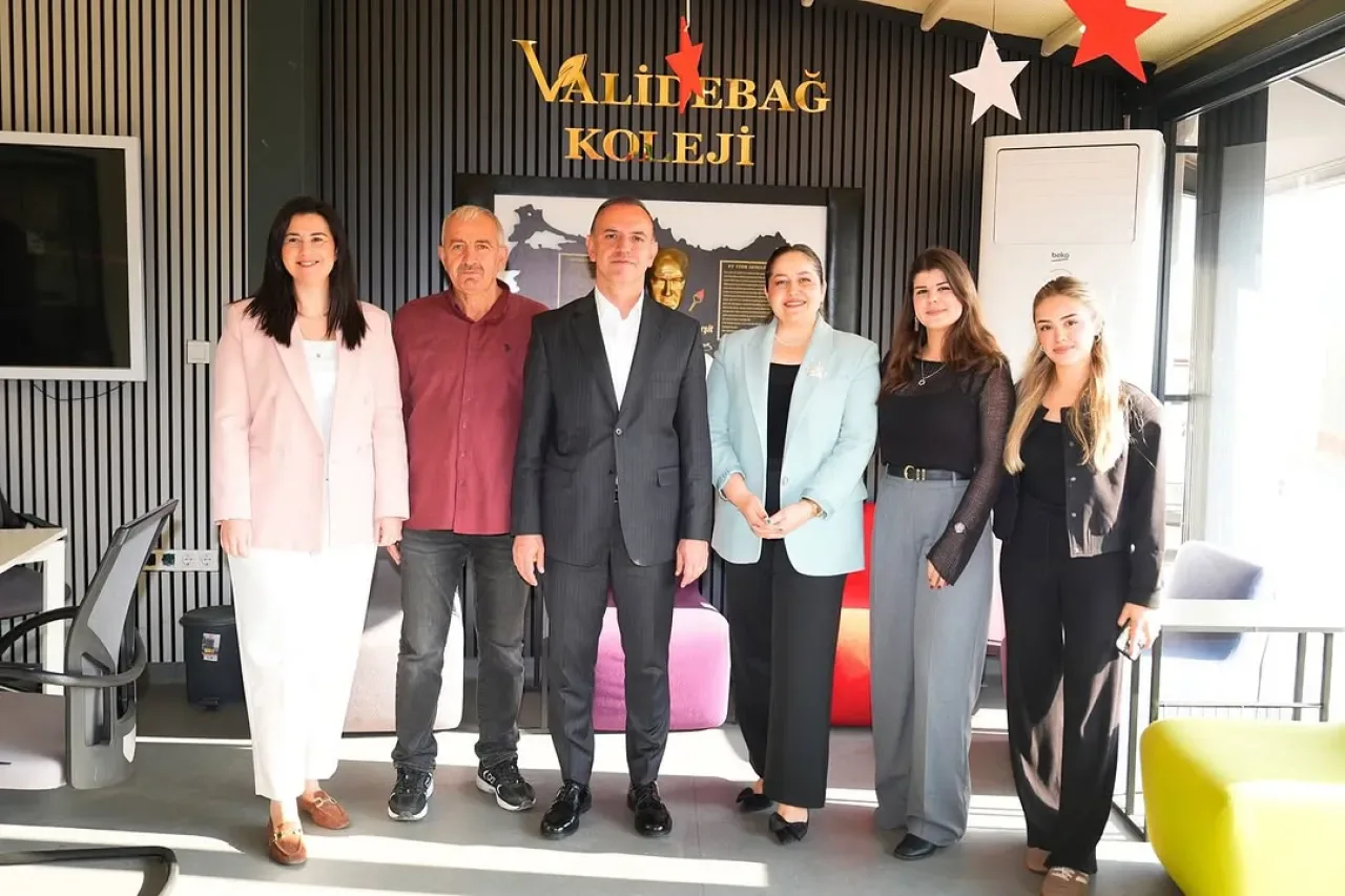 Sancaktepe Belediye Başkanı Alper Yeğin'den Validebağ İlkokulu'na Ziyaret Sancaktepe Belediye Başkanı Alper Yeğin'den Validebağ İlkokulu'na Ziyaret