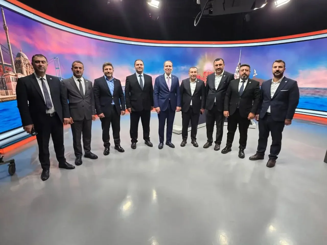 Yeniden Refah Partisi İstanbul İl Teşkilatı, Fatih Erbakan'ın Katıldığı Program İçin Ekran Başında Buluştu Yeniden Refah Partisi İstanbul İl Teşkilatı, Fatih Erbakan'ın Katıldığı Program İçin Ekran Başında Buluştu