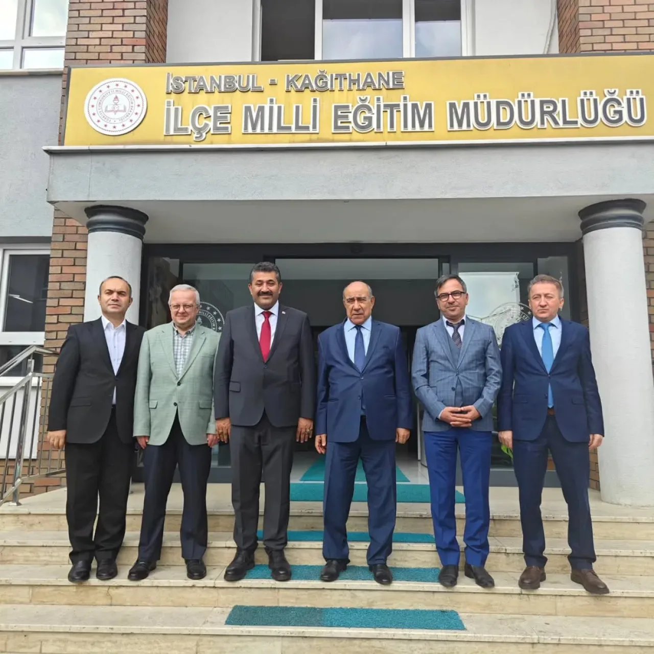 Ömer Balıbey, Kağıthane Milli Eğitim Müdürü Mustafa Hoşyiğit'i Makamında Ziyaret Etti Ömer Balıbey, Kağıthane Milli Eğitim Müdürü Mustafa Hoşyiğit'i Makamında Ziyaret Etti