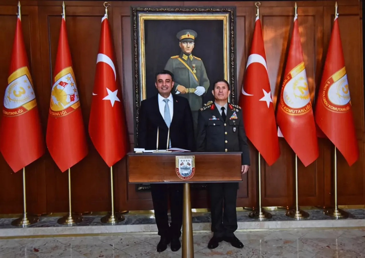 Kağıthane Kaymakamı Kara, Orgeneral Ersoy'u Yeni Görevinde Ziyaret Etti Kağıthane Kaymakamı Kara, Orgeneral Ersoy'u Yeni Görevinde Ziyaret Etti