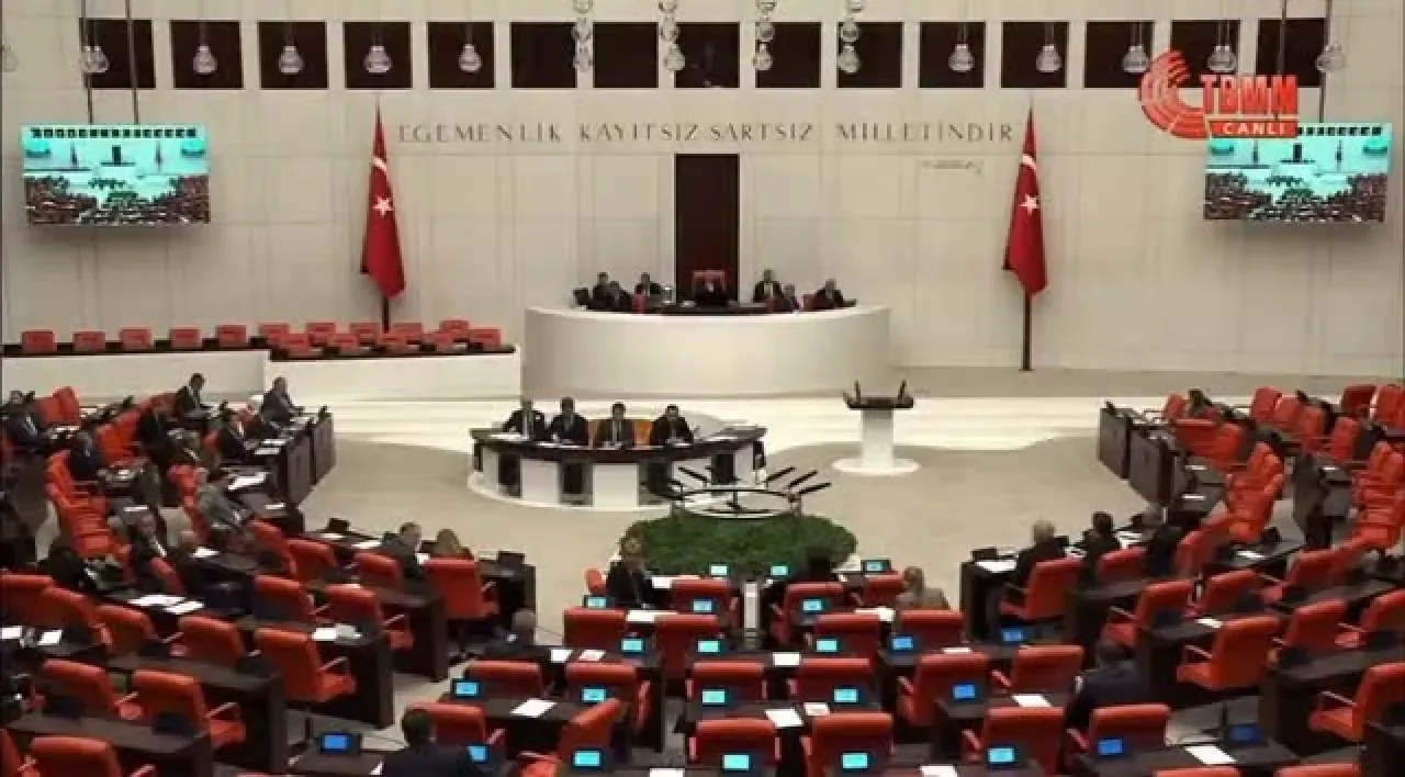 Sındırgı'nın Afet Bölgesi İlan Edilmesi Talebi TBMM'de Gündeme Taşındı Sındırgı'nın Afet Bölgesi İlan Edilmesi Talebi TBMM'de Gündeme Taşındı