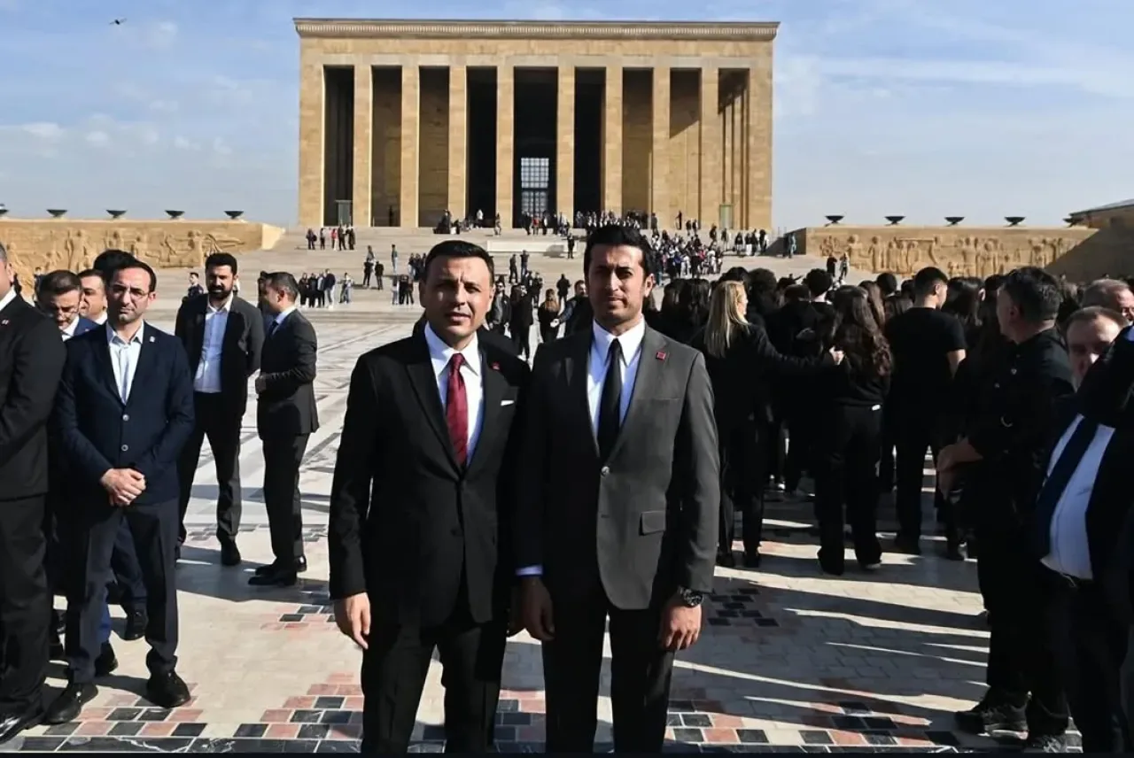 CHP'li Yöneticiler, TBMM Grup Toplantısı Öncesi Atatürk ve İnönü'nün Kabirlerini Ziyaret Etti CHP'li Yöneticiler, TBMM Grup Toplantısı Öncesi Atatürk ve İnönü'nün Kabirlerini Ziyaret Etti